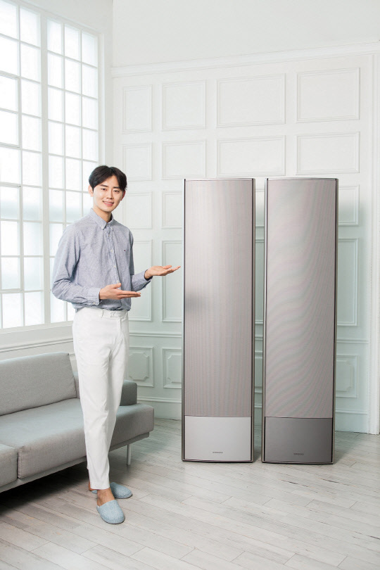 삼성전자가 2019년형 '무풍에어컨' 갤러리 라인업에 '캔버스 그레이' 색상(사진)을 새로 추가했다고 17일 밝혔다. 출고가는 벽걸이형 제품과 함께 구성된 홈멀티 세트 기준 400만~420만원이다. <삼성전자 제공>